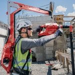 O que é o EXO-T-22 da Hilti? O EXO-T-22 é um exoesqueleto passivo desenvolvido para reduzir o esforço físico em atividades acima da cabeça. Ele redistribui o peso dos braços e ferramentas, proporcionando suporte ergonômico ao operador.
