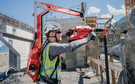 O que é o EXO-T-22 da Hilti? O EXO-T-22 é um exoesqueleto passivo desenvolvido para reduzir o esforço físico em atividades acima da cabeça. Ele redistribui o peso dos braços e ferramentas, proporcionando suporte ergonômico ao operador.