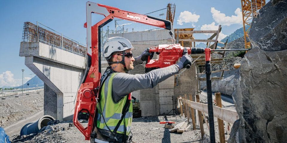O que é o EXO-T-22 da Hilti? O EXO-T-22 é um exoesqueleto passivo desenvolvido para reduzir o esforço físico em atividades acima da cabeça. Ele redistribui o peso dos braços e ferramentas, proporcionando suporte ergonômico ao operador.