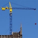 O desafio do transporte vertical no canteiro Em obras de pequeno e médio porte, o transporte de materiais entre níveis costuma ser um dos maiores gargalos. Subir blocos, argamassa, ferramentas e equipamentos manualmente ou com soluções improvisadas impacta diretamente no prazo, custo e segurança. É nesse cenário que a mini grua lança 6 metros com capacidade de 500 kg se torna uma solução indispensável.