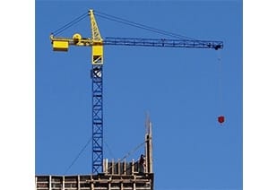 O desafio do transporte vertical no canteiro Em obras de pequeno e médio porte, o transporte de materiais entre níveis costuma ser um dos maiores gargalos. Subir blocos, argamassa, ferramentas e equipamentos manualmente ou com soluções improvisadas impacta diretamente no prazo, custo e segurança. É nesse cenário que a mini grua lança 6 metros com capacidade de 500 kg se torna uma solução indispensável.