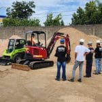 Em obras modernas, produtividade e precisão são essenciais. Seja na execução de viga baldrame, escavação de piscinas ou demolições controladas, contar com o equipamento certo faz toda a diferença. A mini escavadeira surge como uma solução versátil, econômica e extremamente eficiente para obras de pequeno e médio porte. Se você ainda realiza esses serviços manualmente ou com equipamentos inadequados, está provavelmente perdendo tempo e dinheiro.