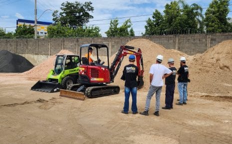 Em obras modernas, produtividade e precisão são essenciais. Seja na execução de viga baldrame, escavação de piscinas ou demolições controladas, contar com o equipamento certo faz toda a diferença. A mini escavadeira surge como uma solução versátil, econômica e extremamente eficiente para obras de pequeno e médio porte. Se você ainda realiza esses serviços manualmente ou com equipamentos inadequados, está provavelmente perdendo tempo e dinheiro.