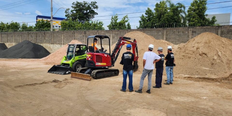 Em obras modernas, produtividade e precisão são essenciais. Seja na execução de viga baldrame, escavação de piscinas ou demolições controladas, contar com o equipamento certo faz toda a diferença. A mini escavadeira surge como uma solução versátil, econômica e extremamente eficiente para obras de pequeno e médio porte. Se você ainda realiza esses serviços manualmente ou com equipamentos inadequados, está provavelmente perdendo tempo e dinheiro.